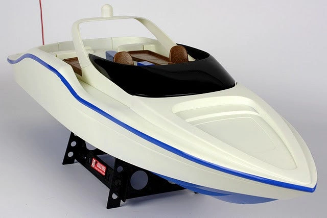 Epic RC Speed Boat - Race Ready, Fast & Thrilling!